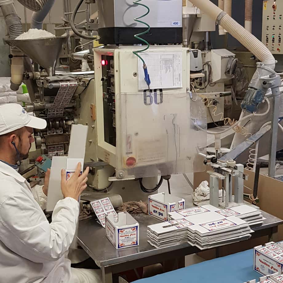 Foto di un operaio di Ar.pa Lieviti mentre lavora al macchinario per il confezionamento del prodotto vanillina pura